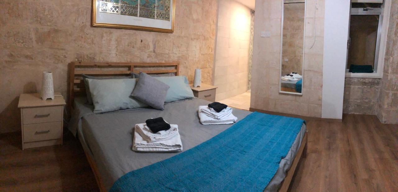 Floriana Cosy Townhouse Apartment Bagian luar foto