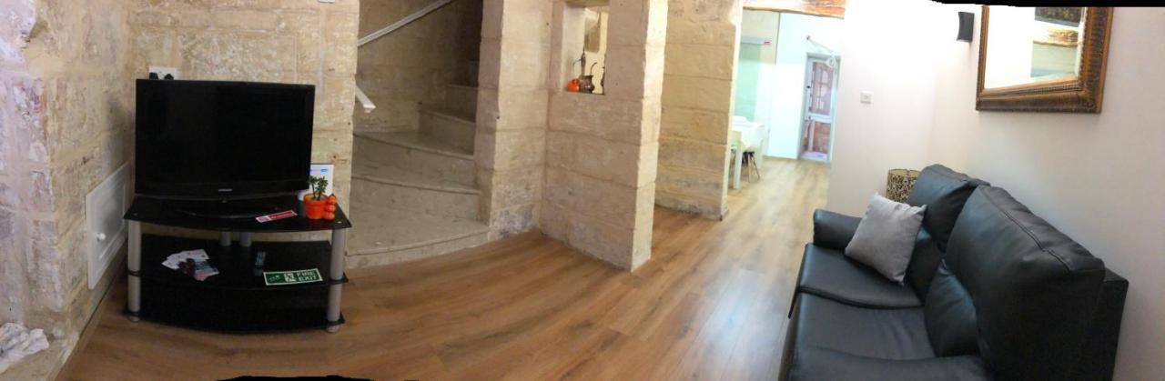 Floriana Cosy Townhouse Apartment Bagian luar foto
